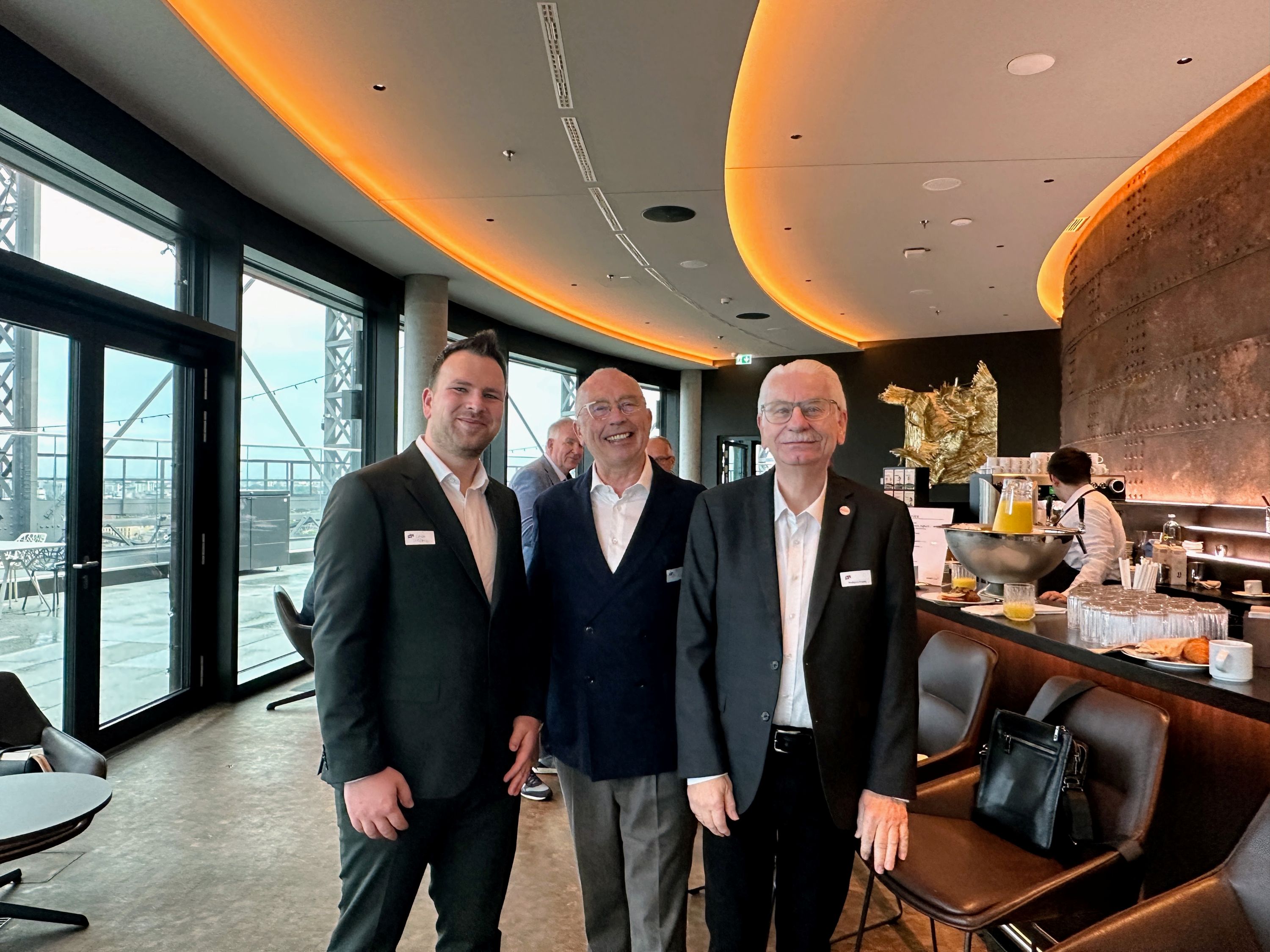 v.l. Luca Pirschel (FIV.Energy) mit Frank Schmeichel (Business Network) und Wolfgang Engels (WKHL) | BERLINboxx